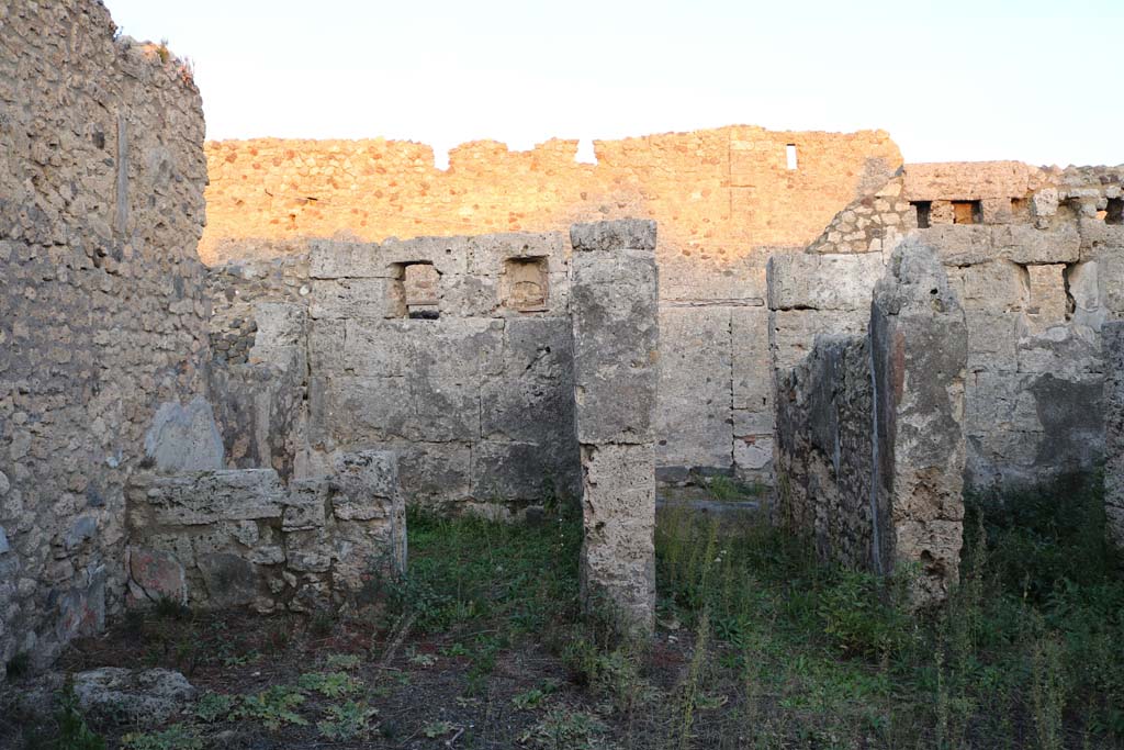 VI.11.13 Pompeii. December 2018. 
Looking east across atrium towards entrance doorway, centre right. Photo courtesy of Aude Durand.
