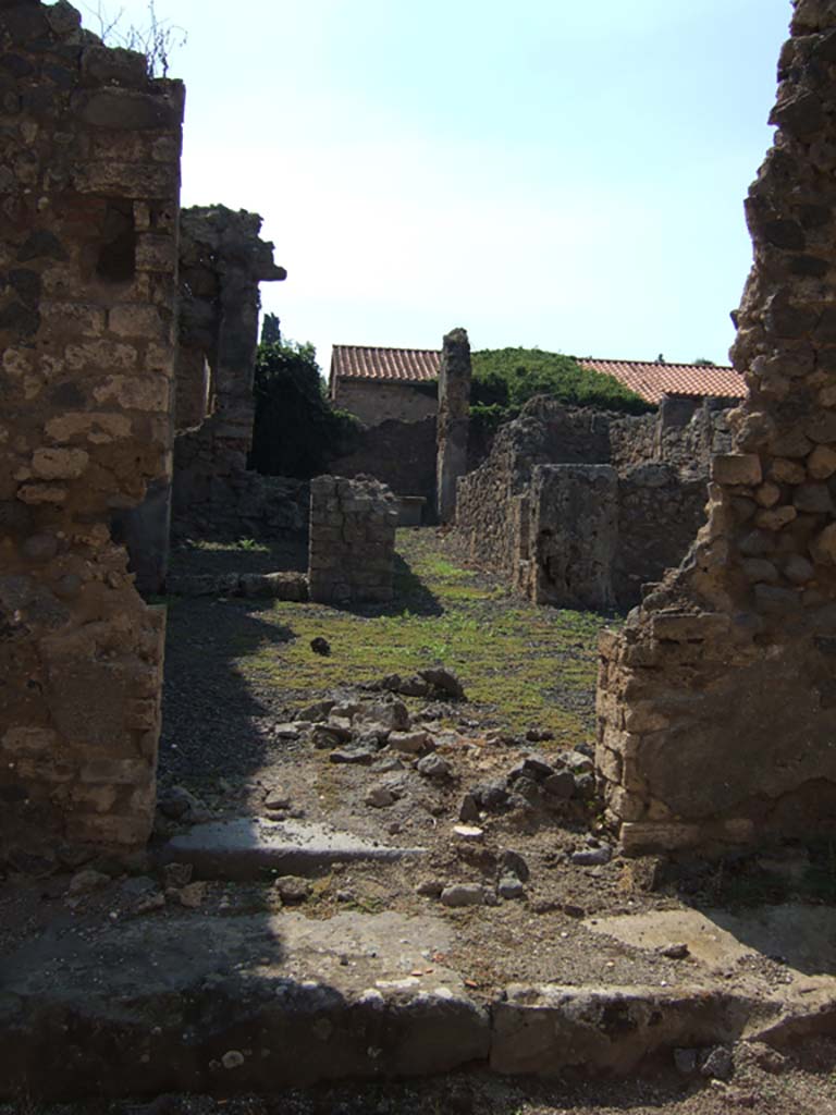 VI.11.14 Pompeii. September 2005. Entrance doorway, looking west directly into atrium.