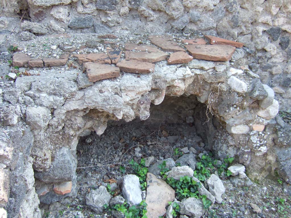 VI.11.14 Pompeii. September 2005. Remains of hearth in kitchen.