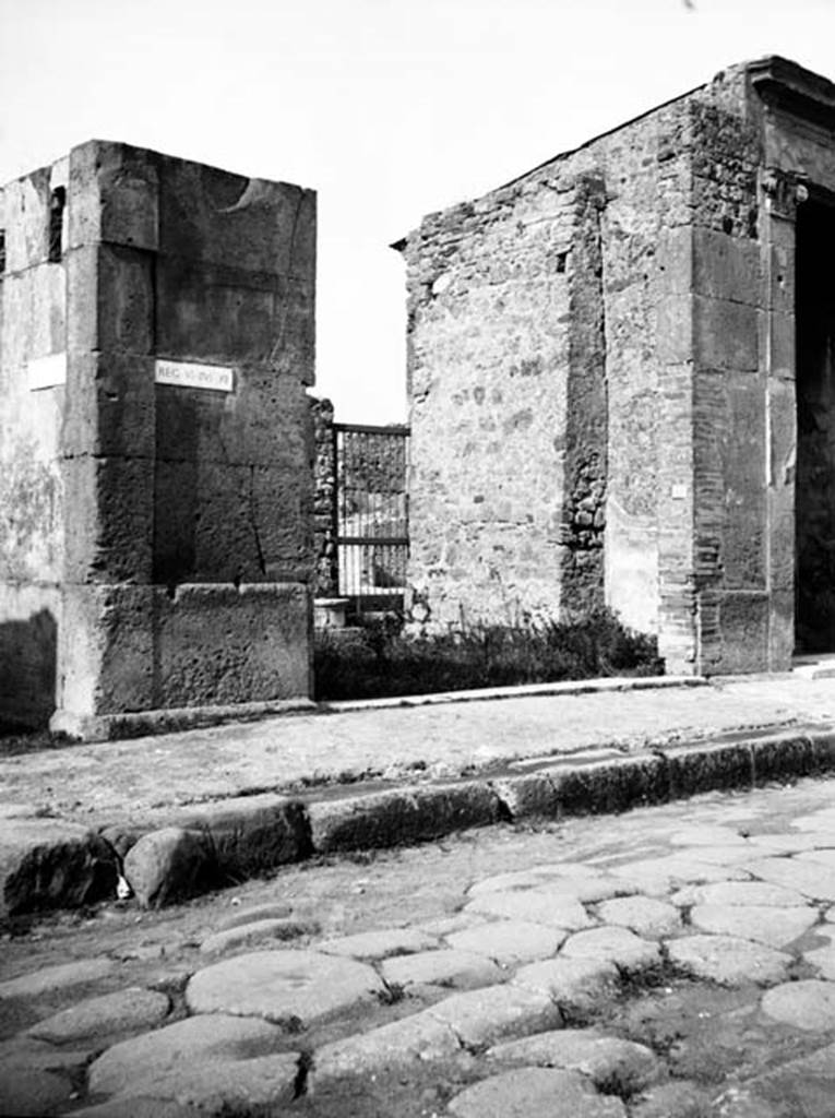 VI.12.1 Pompeii. W.1118. Fa�ade on Via della Fortuna. 
Photo by Tatiana Warscher. Photo � Deutsches Arch�ologisches Institut, Abteilung Rom, Arkiv. 
Rome, whose copyright it remains. 
See http://arachne.uni-koeln.de/item/marbilderbestand/231353 
