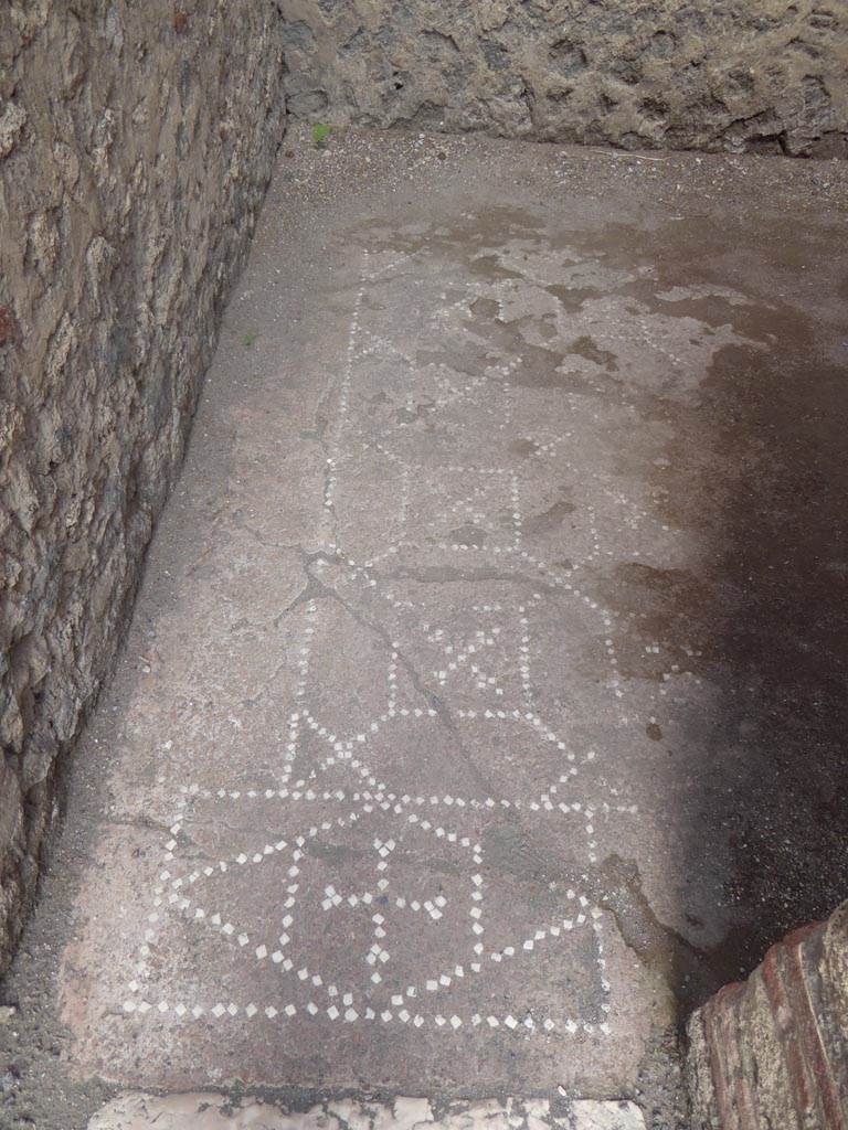 VI.12.2 Pompeii. September 2015. Detail of flooring near doorway of room in north-east corner.
Foto Annette Haug, ERC Grant 681269 DÉCOR.

