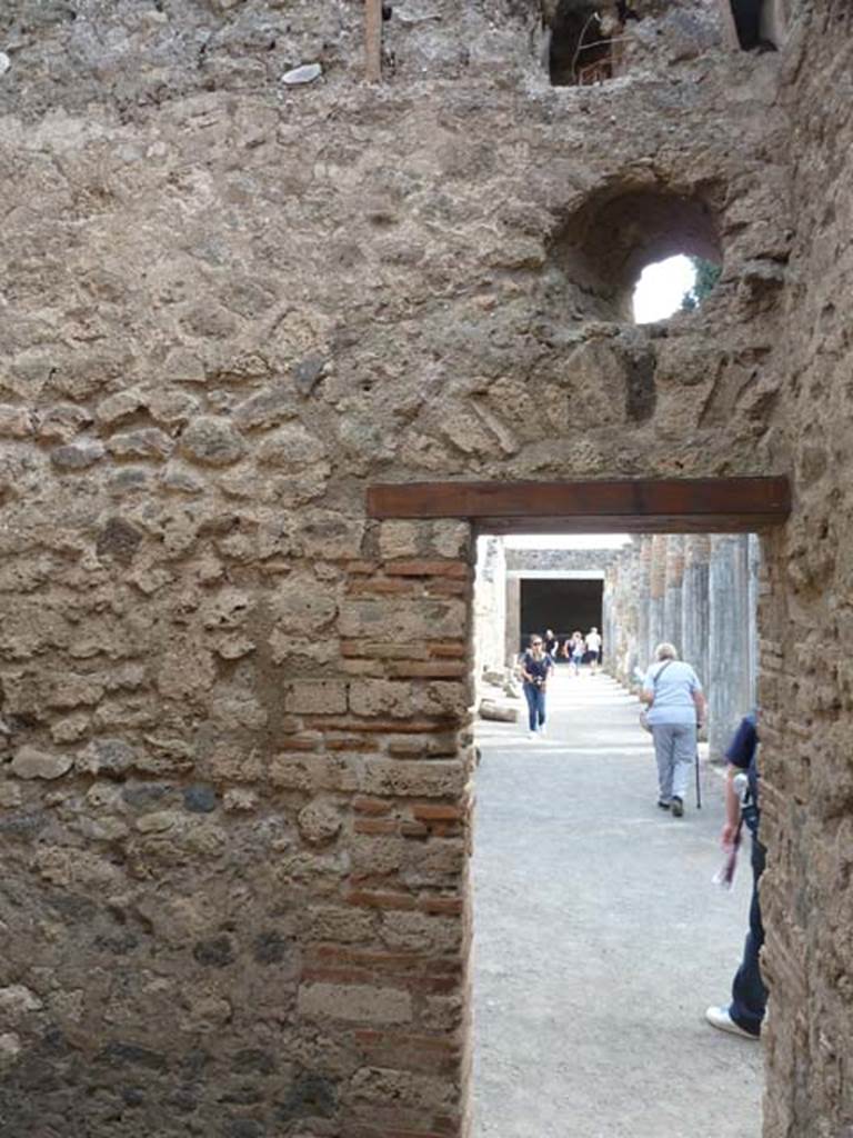 VI.12.2 Pompeii. September 2015. South wall of room in north-east corner of rear peristyle.