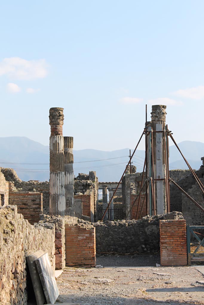 VI.12.2 Pompeii. March 2014. South-east corner of Middle Peristyle, doorway to room 51.
Foto Annette Haug, ERC Grant 681269 DÉCOR.
