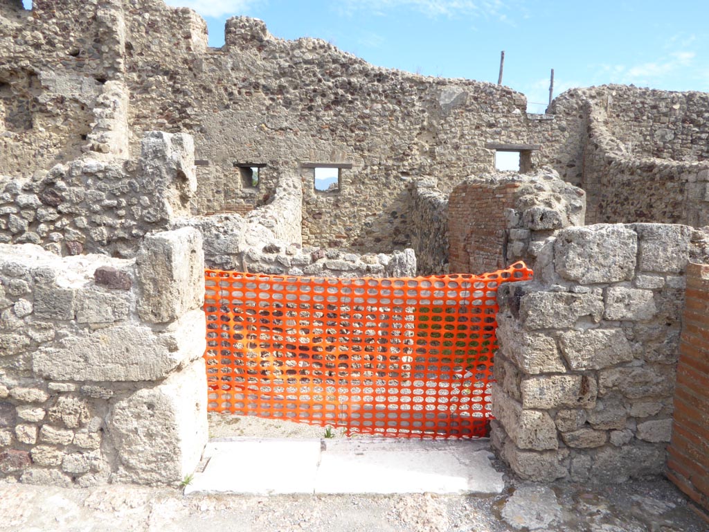 VI.12.2 Pompeii. September 2015. Doorway to Corridor 19, from south-east corner of Middle Peristyle. 
Foto Annette Haug, ERC Grant 681269 DÉCOR.
