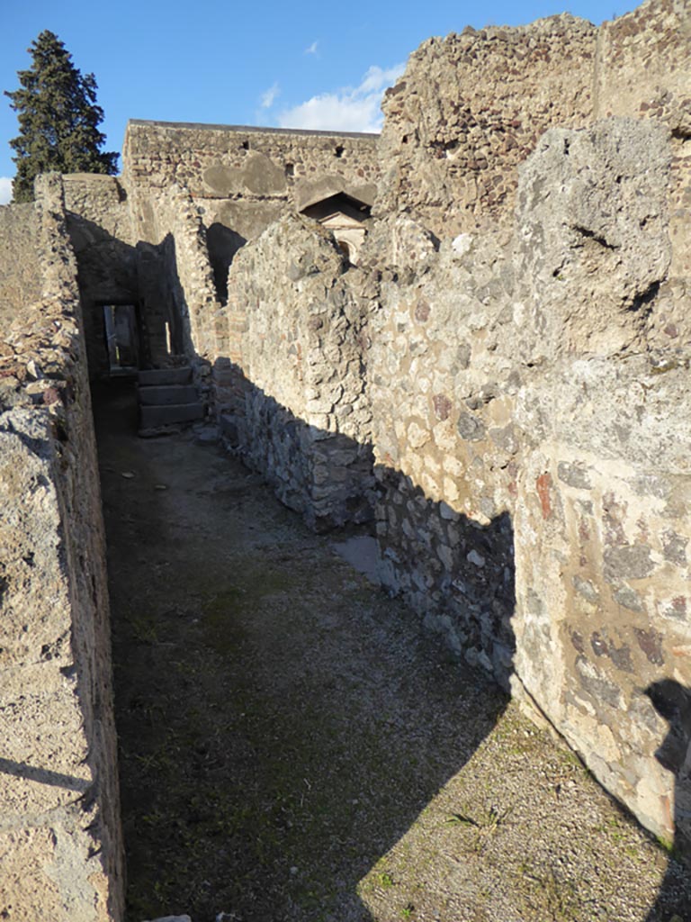 VI.12.2 Pompeii. January 2017. Looking north along corridor leading to rear peristyle.
Foto Annette Haug, ERC Grant 681269 DÉCOR.

