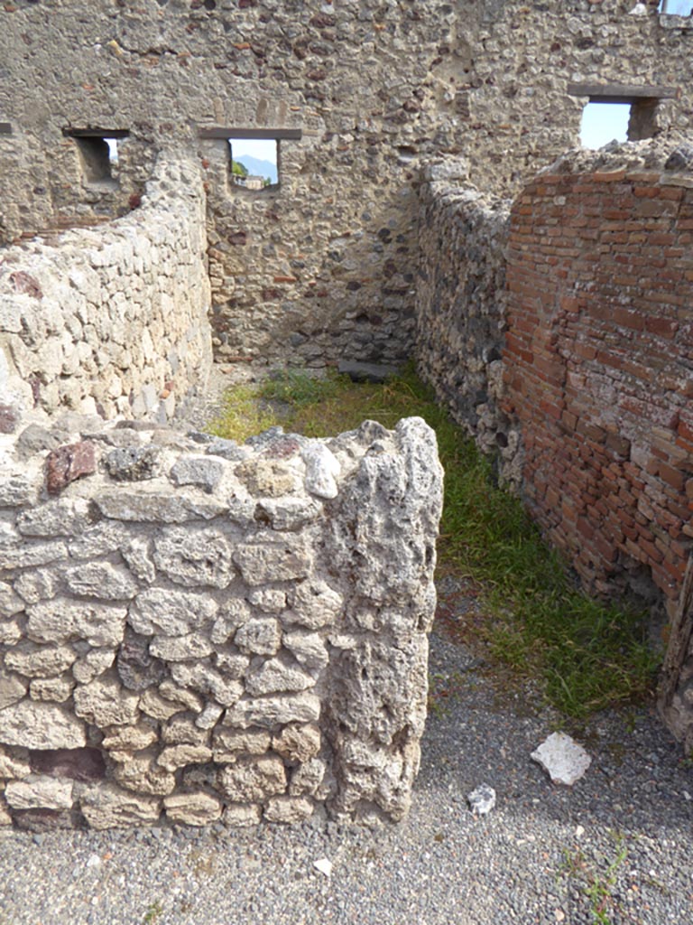 VI.12.2 Pompeii. September 2015. 
Looking east through doorway into fourth room from north end of Corridor 19. 
Foto Annette Haug, ERC Grant 681269 DÉCOR.
