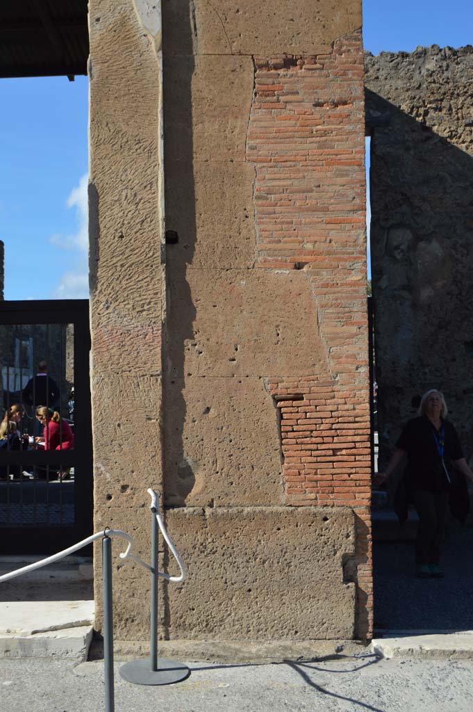 VI.12.2 Pompeii. March 2019. Pilaster on east (right) side of entrance doorway.
Foto Taylor Lauritsen, ERC Grant 681269 DÉCOR.

