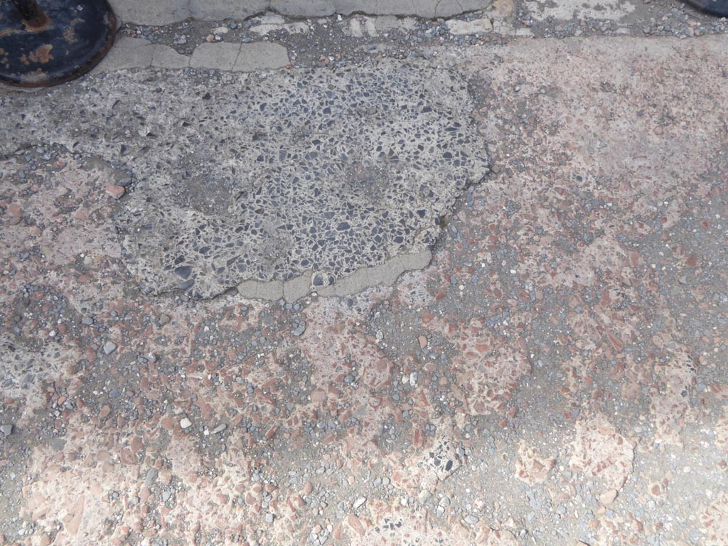 VI.12.2 Pompeii. September 2015. Primary Atrium, looking west across flooring on north side, towards West Ala 29.
Foto Annette Haug, ERC Grant 681269 DÉCOR.
