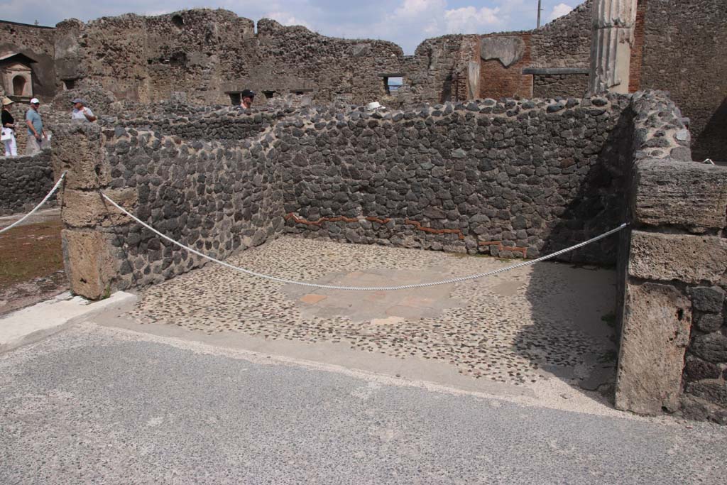 VI.12.2 Pompeii. September 2021. 
Looking east to Ala 30, on east side of atrium, with atrium of VI.12.5 at rear. Photo courtesy of Klaus Heese.
