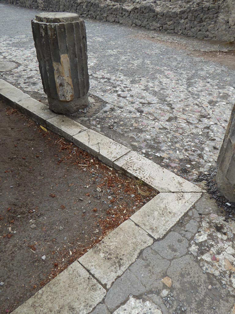 VI.12.2 Pompeii. September 2017. 
Middle Peristyle, looking east along south portico from south-west corner.
Foto Annette Haug, ERC Grant 681269 DÉCOR.
