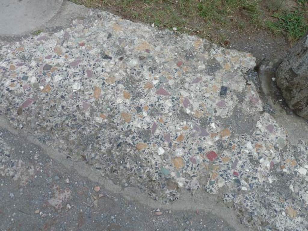 VI.12.2 Pompeii. September 2015. Middle peristyle flooring.