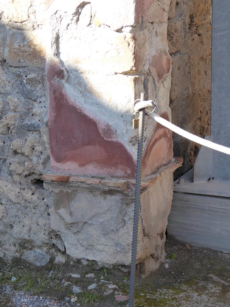 VI.12.2 Pompeii. January 2017. Detail of base of west pilaster of Exedra.
Foto Annette Haug, ERC Grant 681269 DÉCOR.
