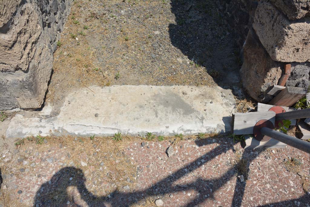 VI.12.5 Pompeii. 14th July 2017. Corridor 16, looking north across threshold/sill from atrium 7.
Foto Annette Haug, ERC Grant 681269 DÉCOR.
