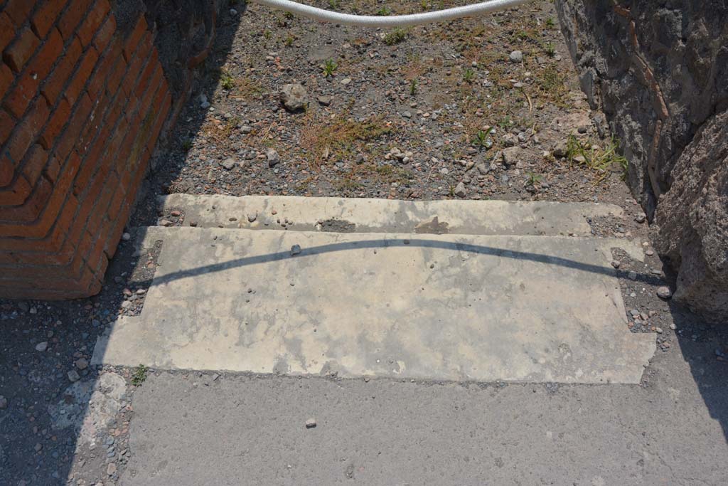 VI.12.5 Pompeii. 15th July 2017. Corridor 16, looking south across threshold/sill at north end, from Middle Peristyle. 
Foto Annette Haug, ERC Grant 681269 DÉCOR.
