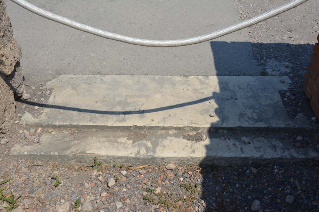 VI.12.5 Pompeii. 14th July 2017. Corridor 16, looking north towards Middle Peristyle across threshold/sill at north end. 
Foto Annette Haug, ERC Grant 681269 DÉCOR.


