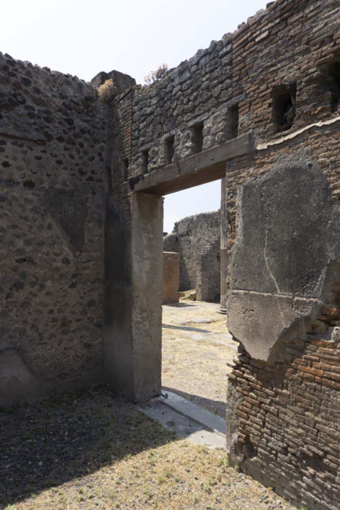 VI.12.5 Pompeii. 14th July 2017. 
Room 15, doorway in south-west corner of triclinium, looking south-west across Secondary Atrium 7.
Foto Annette Haug, ERC Grant 681269 DÉCOR.
