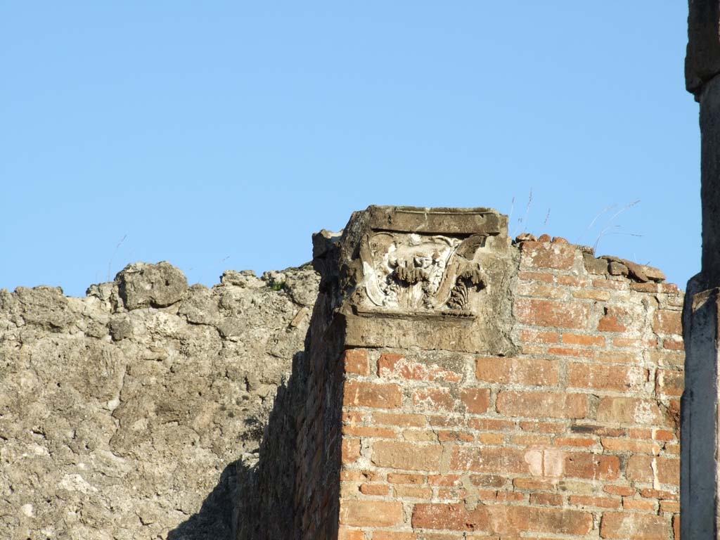 VI.12.5 Pompeii. December 2006. Detail of capital at the south end of the ala 14 to the east of the Tetrastyle atrium 7.