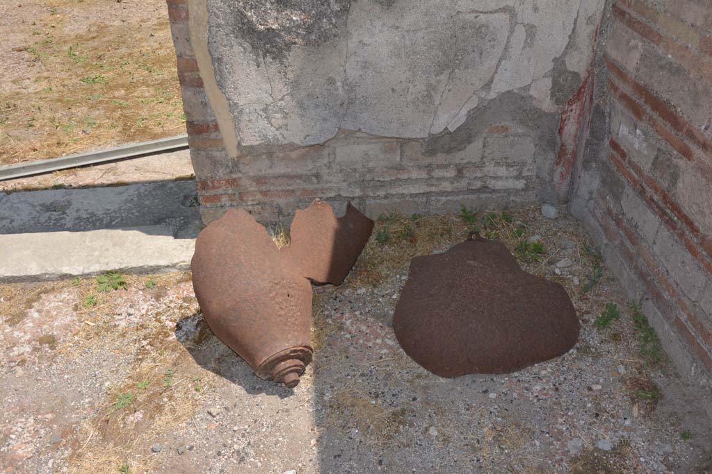 VI.12.5 Pompeii. July 2017. South-east corner of secondary atrium, detail of remains of World War II bomb from 1943.
Foto Annette Haug, ERC Grant 681269 DÉCOR.
