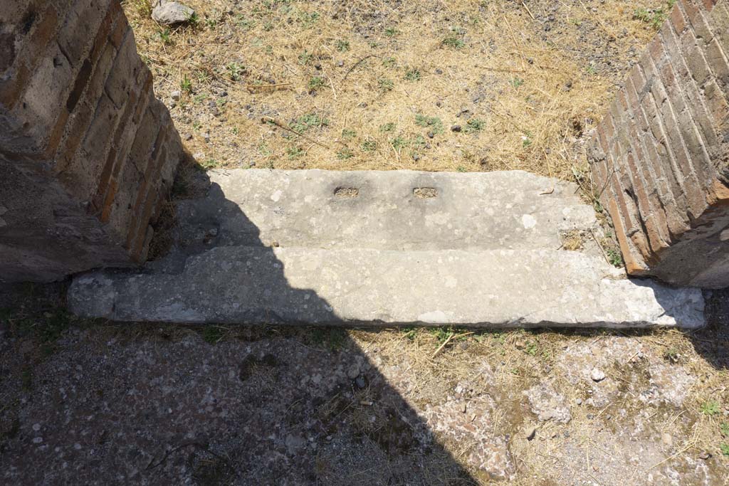 VI.12.5 Pompeii. 14th July 2017. Room 9, looking south into cubiculum with detail of threshold/sill, from atrium 7.
Foto Annette Haug, ERC Grant 681269 DÉCOR.
