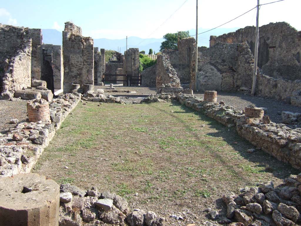 VI.13.2 Pompeii. September 2005. Looking south across peristyle to front of house.