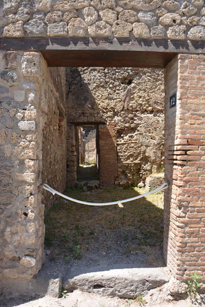 VI.13.12 Pompeii. July 2017. Looking west through entrance doorway.
Foto Annette Haug, ERC Grant 681269 D�COR.
