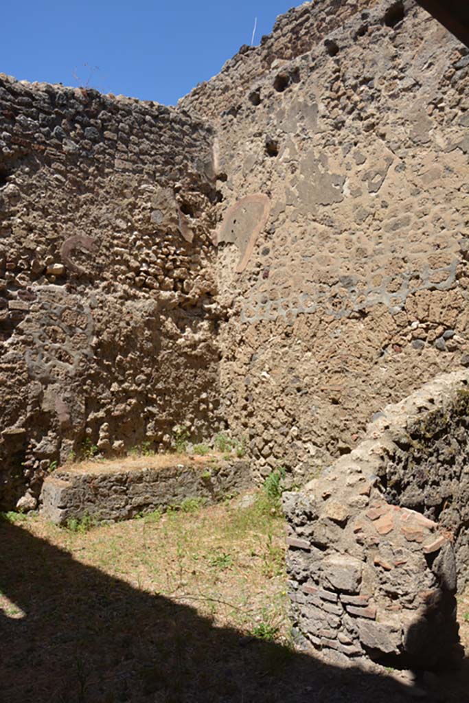 VI.13.19 Pompeii. July 2017. 
Looking north-west from entrance doorway across a room originally linked to the kitchen by means of a door, with latrine, on right.
Foto Annette Haug, ERC Grant 681269 D�COR.
