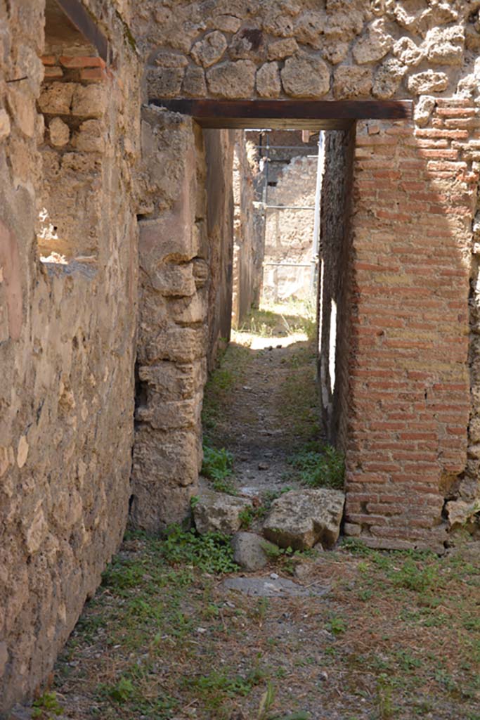 VI.13.12 Pompeii. July 2017. 
Looking west from entrance doorway, to corridor leading towards VI.13.19.
Foto Annette Haug, ERC Grant 681269 D�COR.
