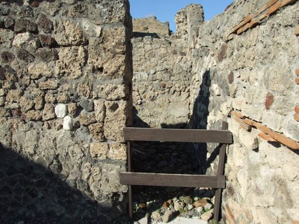 VI.14.16.  Entrance to rear room on east side.