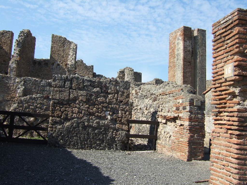 VI.14.16 Caupona.  
Linked to VI.14.17 and VI.14.12

VI.14.16 front 
and VI.14.17 around corner behind pillar on Via del Vesuvio

