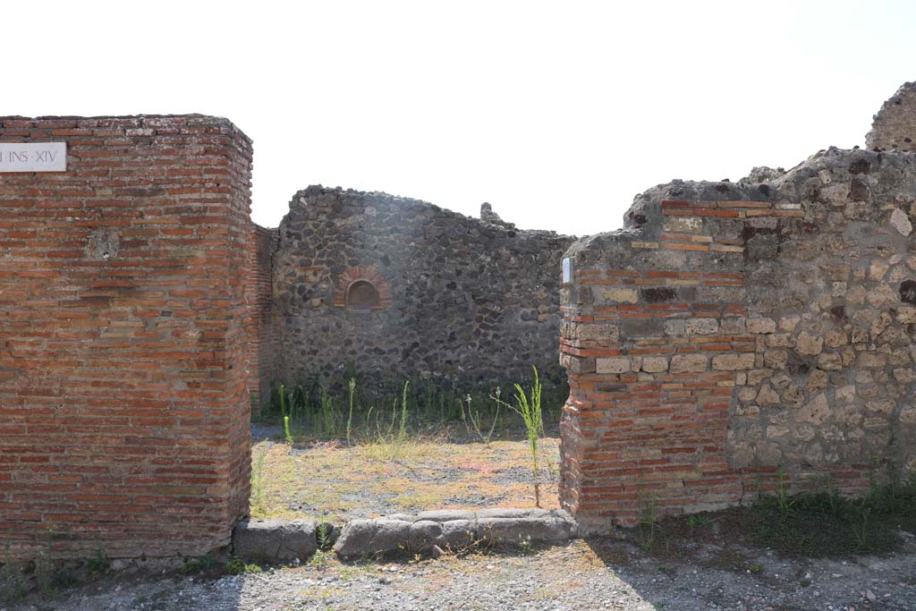 VI.14.17 Pompeii. December 2018. Looking through entrance doorway towards west wall with niche. Photo courtesy of Aude Durand.