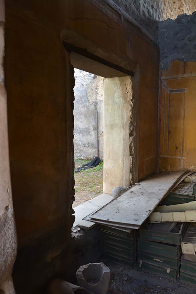 VI.14.20 Pompeii. October 2019. Room 13, east wall with window overlooking garden area.
Foto Annette Haug, ERC Grant 681269 D�COR.

