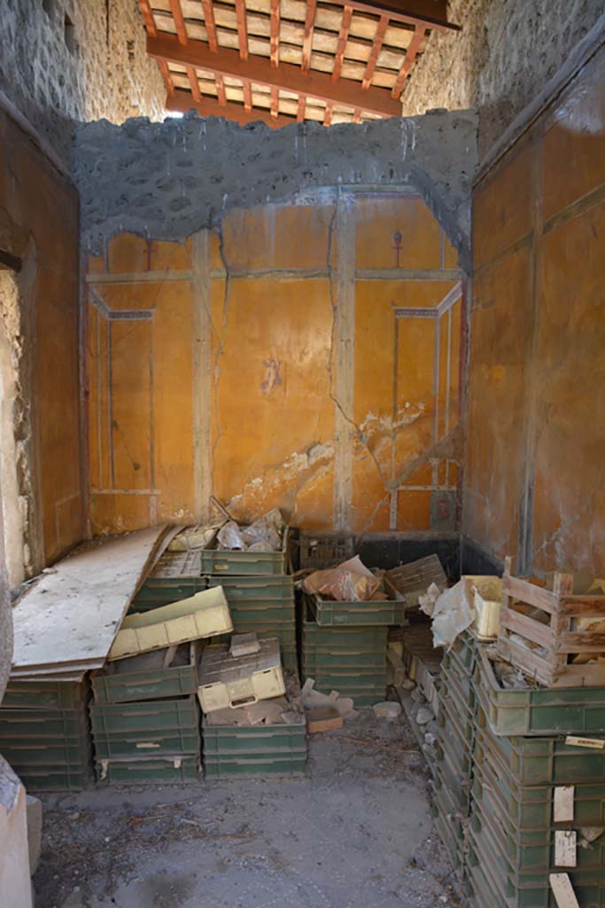 VI.14.20 Pompeii. October 2019. Room 13, looking towards south wall from doorway.
Foto Annette Haug, ERC Grant 681269 D�COR.
