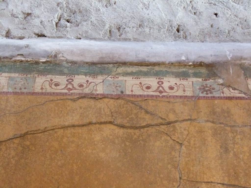VI.14.20  Pompeii.  March 2009.  Room 13.  Decorated border on top of painted plaster.