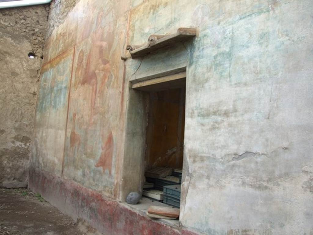 VI.14.20 Pompeii. March 2009. Room 18, west wall of garden area, with window from room 13.