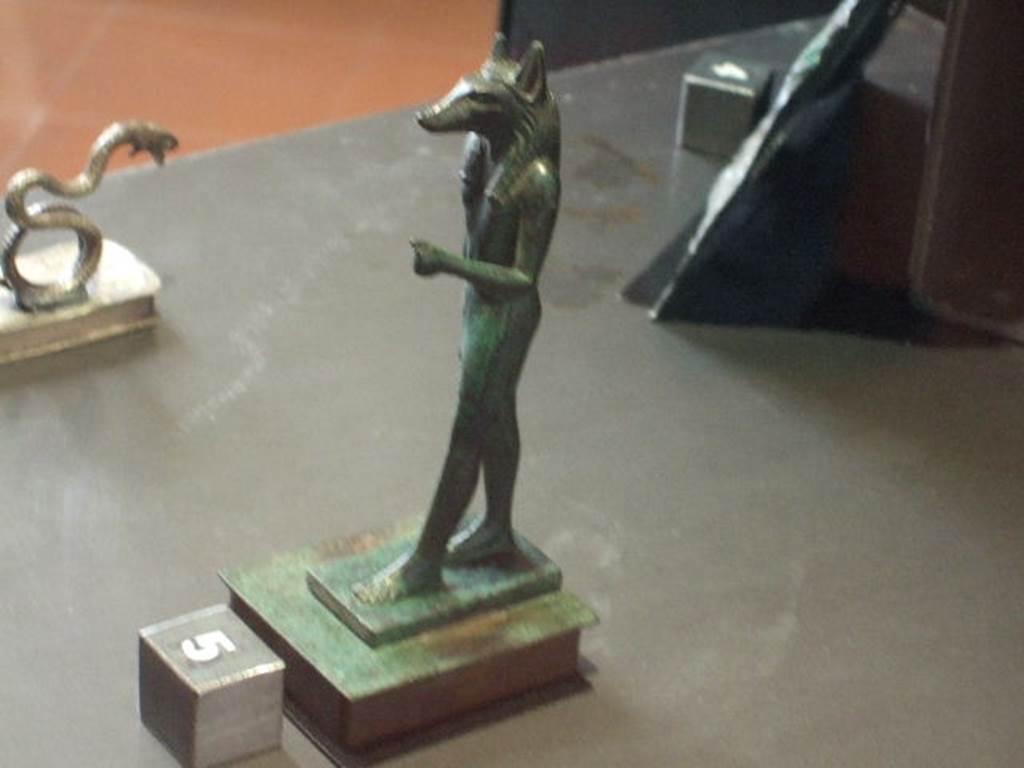 VI.14.27 Pompeii Found in room �b�, a bronze statuette of the dog faced Egyptian god Anubis.  
Now in Naples Archaeological Museum. Inventory number 110606.
