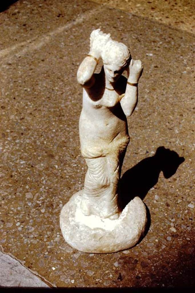 VI.14.27 Pompeii. 1971. Found in room �b�. Marble statuette of Venus, found in the atrium on 16th April 1875.
Now in Naples Archaeological Museum. Inventory number 110602. 
Photo by Stanley A. Jashemski.
Source: The Wilhelmina and Stanley A. Jashemski archive in the University of Maryland Library, Special Collections (See collection page) and made available under the Creative Commons Attribution-Non Commercial License v.4. See Licence and use details.
J71f0274
See Studi della Soprintendenza archeologica di Pompei, no.26: Marmora Pompeiana nel Museo Archeologico Nazionale di Napoli. (p.93).
