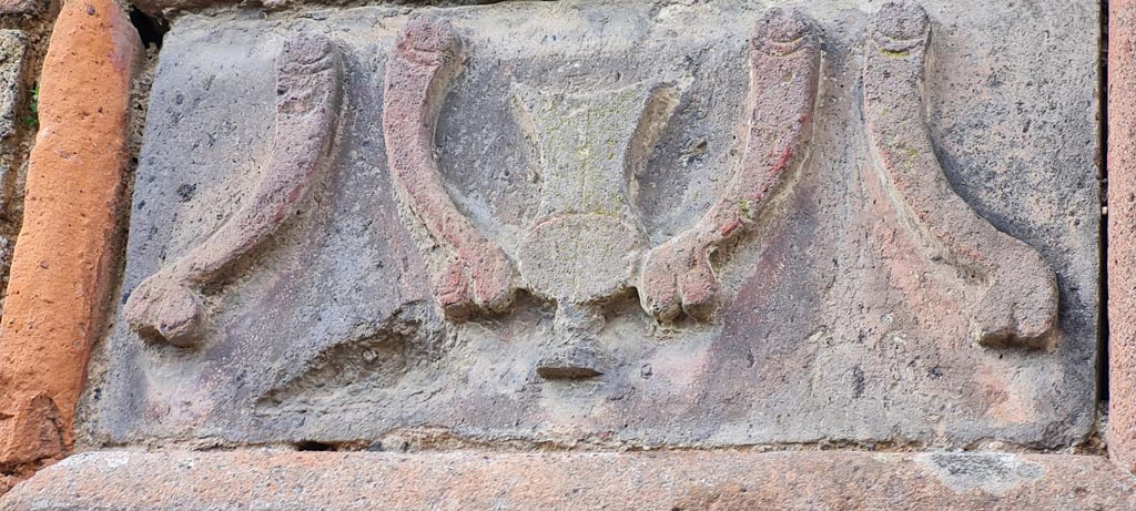 VI.14.28 Pompeii. April 2022. Detail of terracotta plaque. Photo courtesy of Giuseppe Ciaramella.