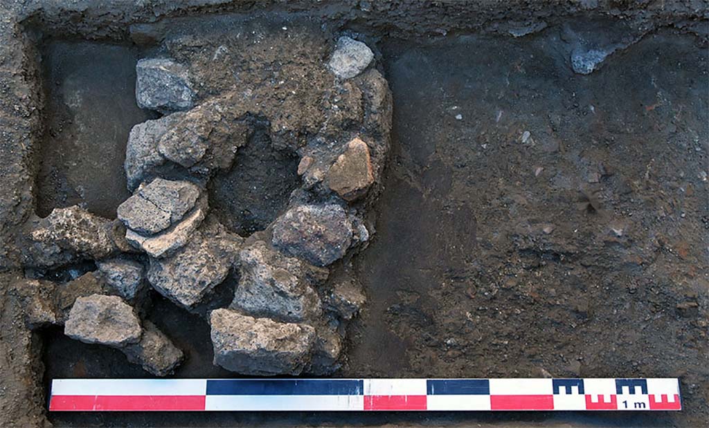 Fig. 15 - Pomp�i Pistrina. Pied de table de fa�onnage dans la boulangerie VI 14, 33-34, dispos� sans fondation sur le sol pr�existant. 
Clich� pris du sud. Clich� : E. Proudfoot / �fR.
