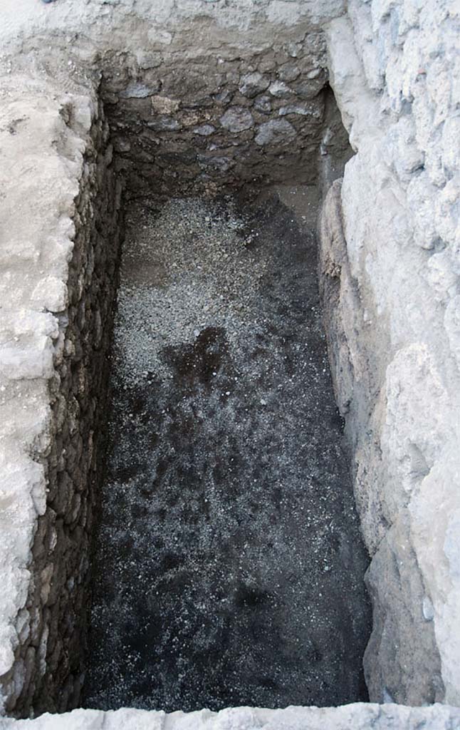 Fig. 16 - Pomp�i Pistrina. Probable fosse septique en cours de fouille dans la boulangerie VI 14, 33-34. 
Clich� pris du nord. Clich� : S. Aho / �fR.
