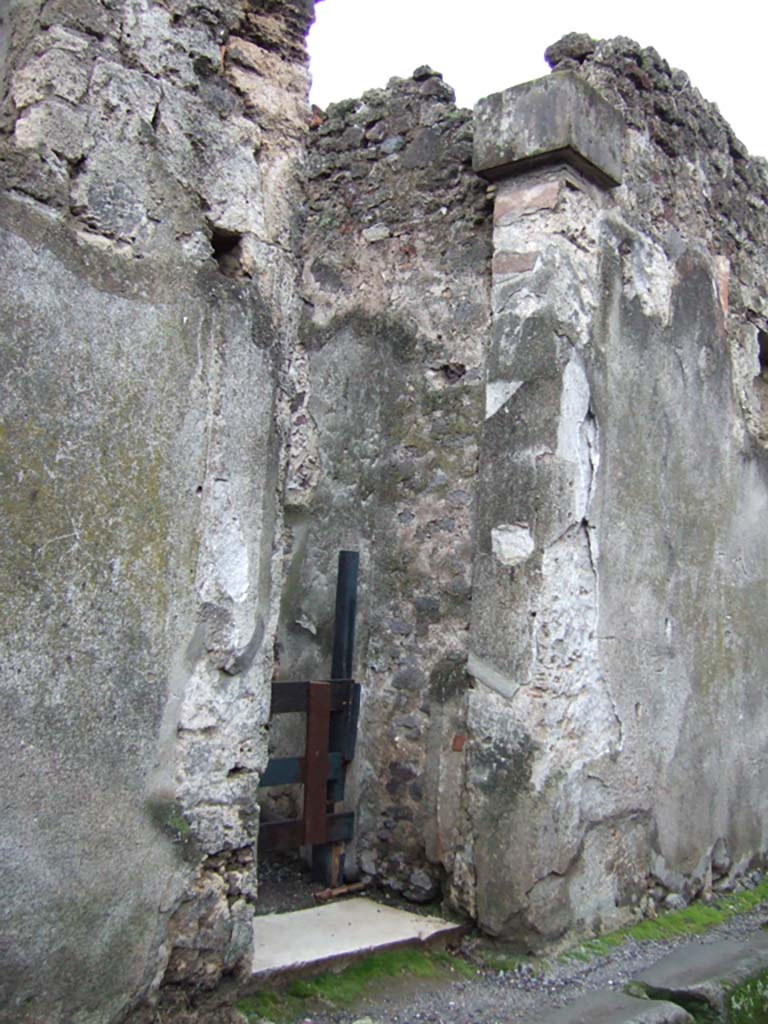 VI.14.34 Pompeii. December 2005. Entrance doorway.  