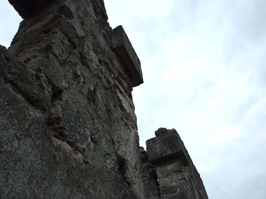 VI.14.34 Pompeii. December 2007. Entrance with cube shaped capitals.