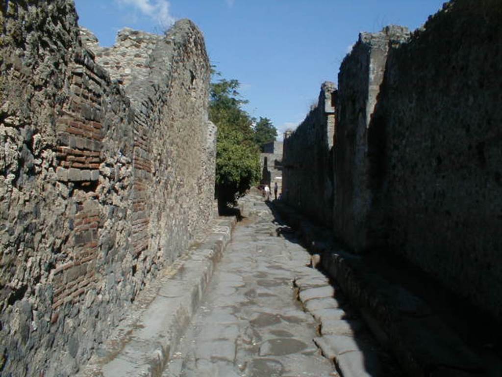 VI.16 Pompeii.  Vicolo di Mercurio looking east to Via delle Nozze d� Argento.  VI.14.35