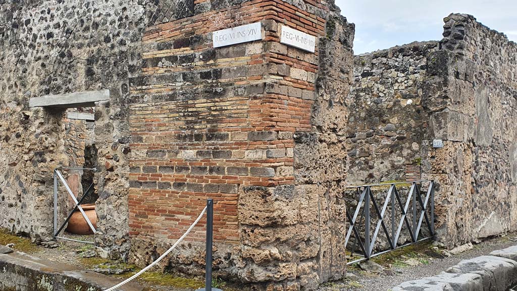 VI.14.35, on left, and VI.14.36, on right, Pompeii. July 2021. 
Looking south-east at junction of Vicolo di Mercurio, on left, and Vicolo dei Vettii, on right.
Foto Annette Haug, ERC Grant 681269 DÉCOR.
