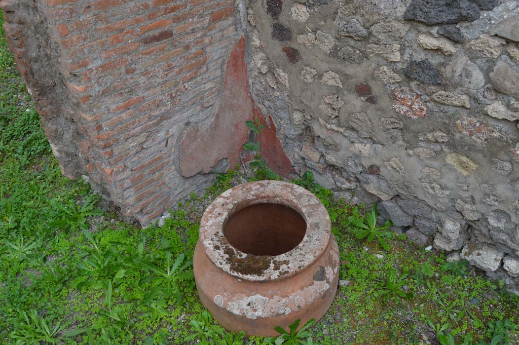 VI.14.36 Pompeii. October 2017. South-east corner of bar-room with terracotta pot.
Foto Taylor Lauritsen, ERC Grant 681269 DÉCOR.

