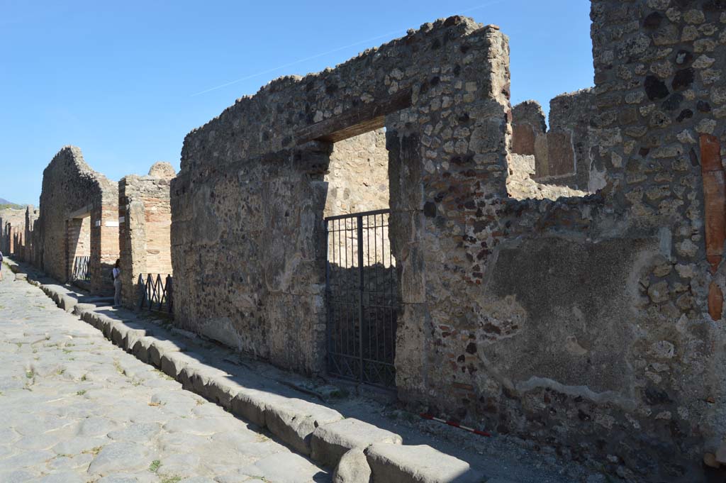VI.14.37 Pompeii. October 2017. Looking north along east side of Vicolo dei Vettii towards entrance doorway, in centre.
Foto Taylor Lauritsen, ERC Grant 681269 D�COR.
