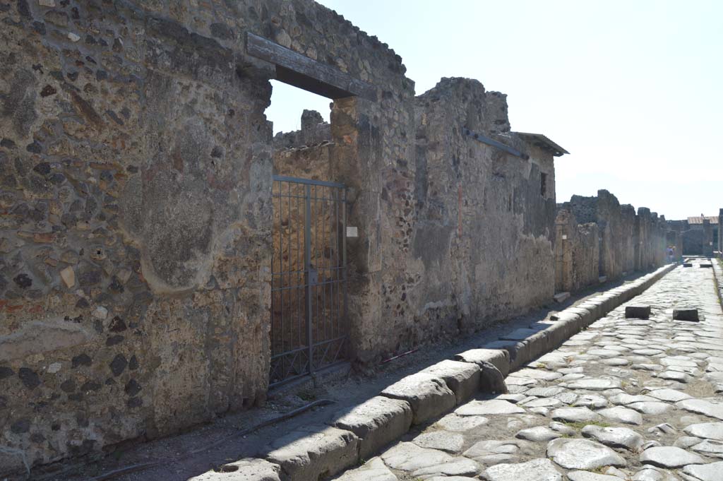 VI.14.37 Pompeii. October 2017. 
Looking south along east side of Vicolo dei Vettii towards junction with Via della Fortuna, on right.
Foto Taylor Lauritsen, ERC Grant 681269 D�COR.
