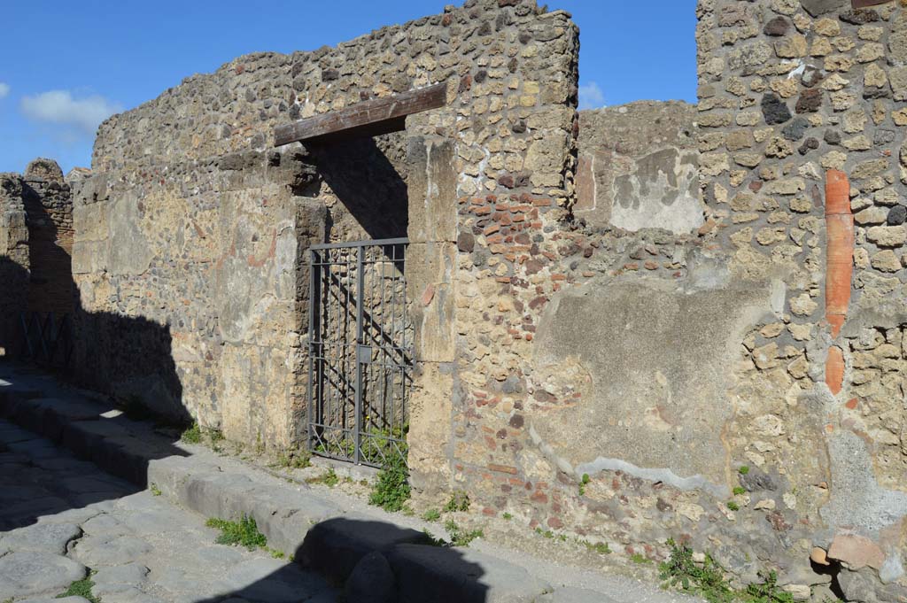 VI.14.37 Pompeii. March 2019. Looking north-east towards entrance doorway and front fa�ade.
Foto Taylor Lauritsen, ERC Grant 681269 D�COR.
