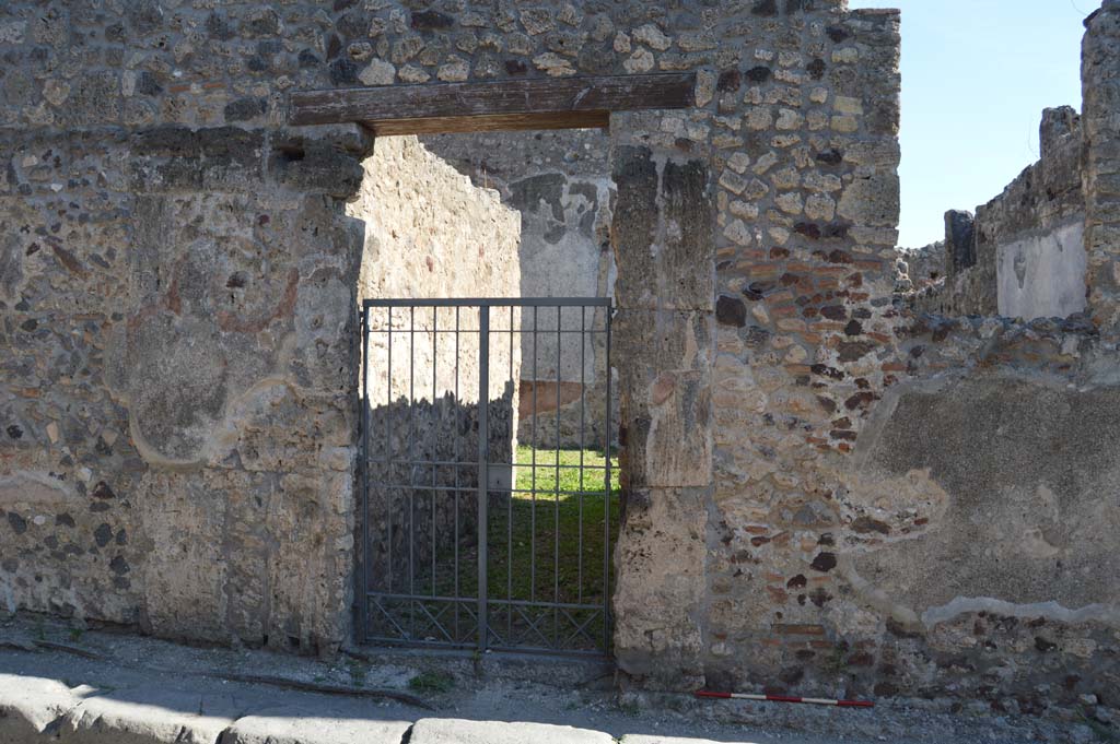 VI.14.37 Pompeii. October 2017. Looking east into entrance doorway.
Foto Taylor Lauritsen, ERC Grant 681269 D�COR.
