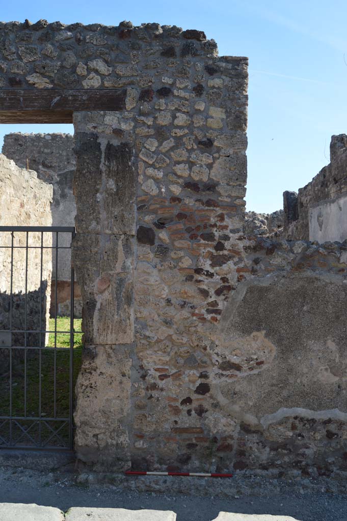VI.14.37 Pompeii. October 2017. Detail of right (south) side of entrance doorway.
Foto Taylor Lauritsen, ERC Grant 681269 D�COR.
