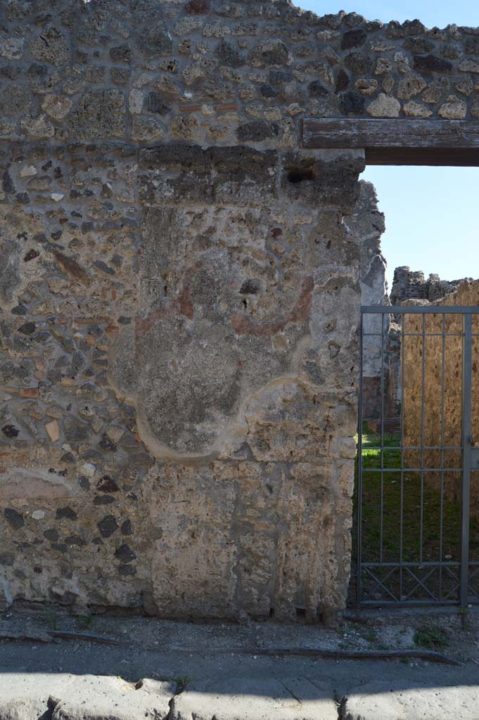 VI.14.37 Pompeii. October 2017. Detail of left (north) of entrance doorway.
Foto Taylor Lauritsen, ERC Grant 681269 D�COR.
